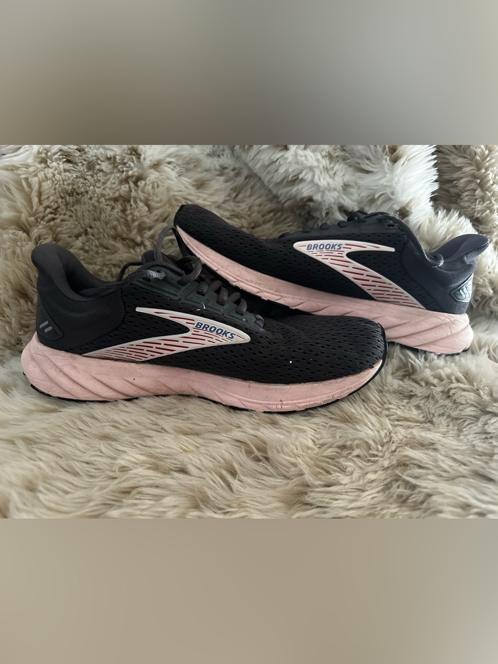Brooks Anthem 6 Women’s Black Running Shoes with Light Pink Trim - Picture 2 of 7